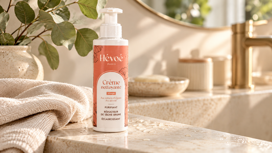 Crème nettoyante visage naturelle posée sur un lavabo en pierre, avec serviette en lin, pour un nettoyage doux en automne