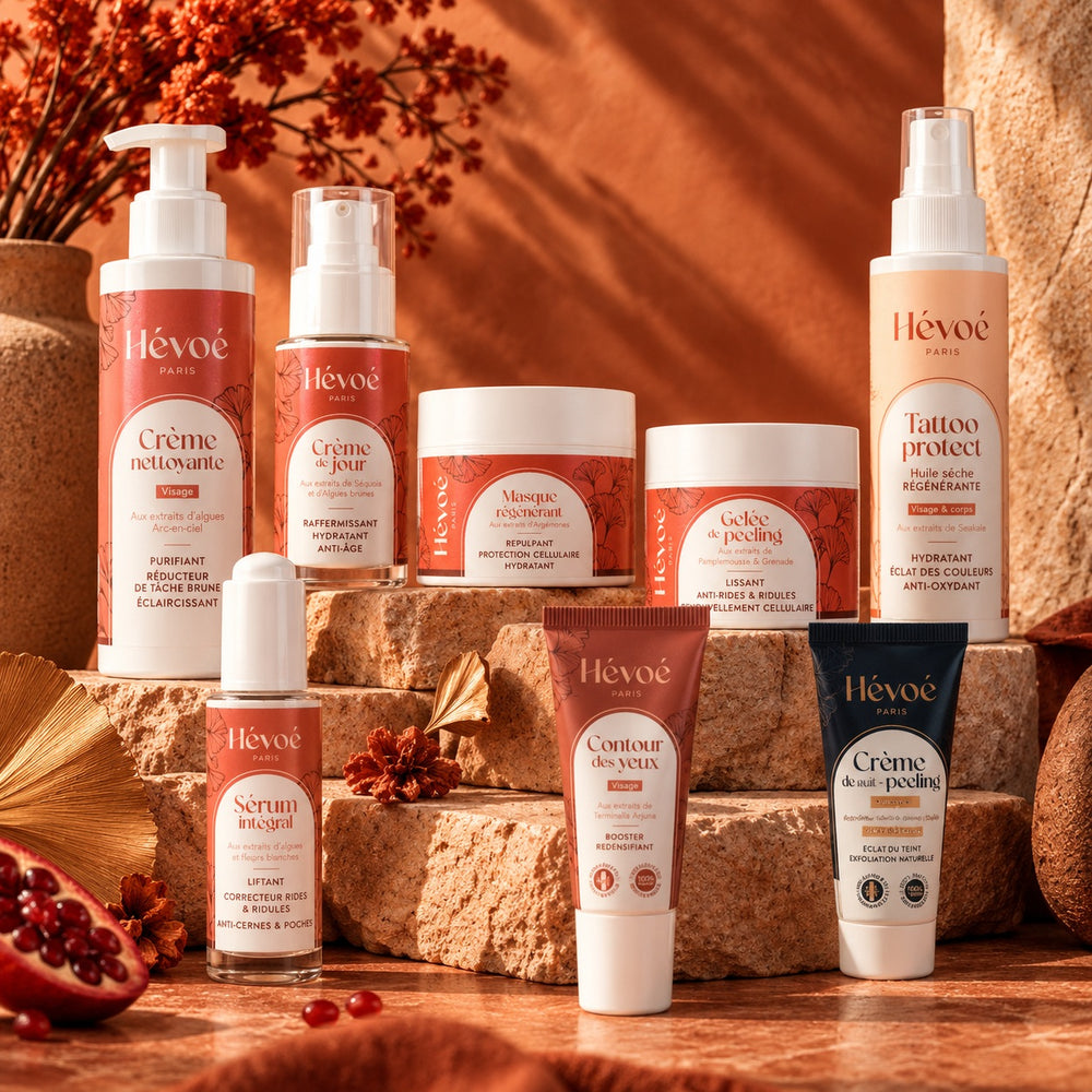 Gamme complète de soins visage naturels Hévoé sur pierre, fond terracotta