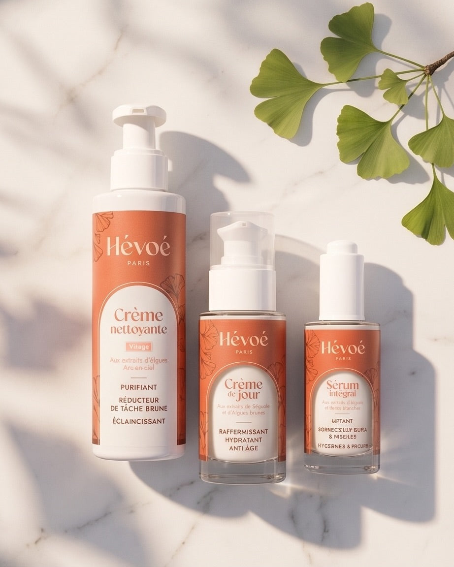 Pack Éclat & Hydratation Hévoé : Crème Nettoyante, Crème de Jour et Sérum Intégral sur marbre blanc